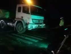 Truk Trailer Oleng Tabrak Mobil BRV dan Lampu Merah di Lamongan