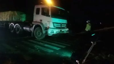 Truk Trailer Oleng Tabrak Mobil BRV dan Lampu Merah di Lamongan