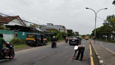 Antisipasi Kecelakaan, Polsek Babat Lamongan Beri Tanda Putih pada Jalan Berlubang