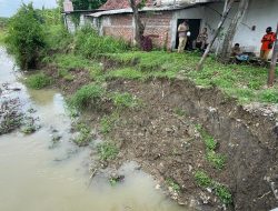 Jalan Protokol Lamongan Tergenang Air 40 Sentimeter, Tanggul Sungai Plalangan Longsor