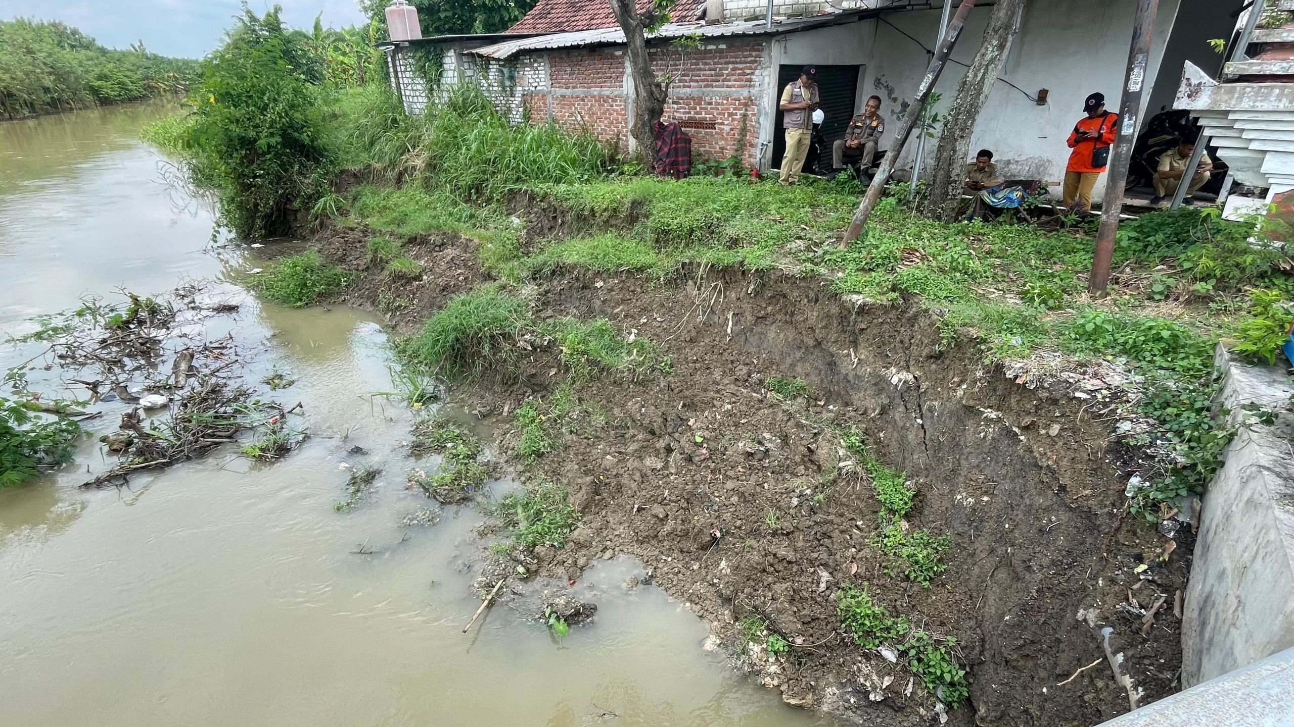 Jalan Protokol Lamongan Tergenang Air 40 Sentimeter, Tanggul Sungai Plalangan Longsor