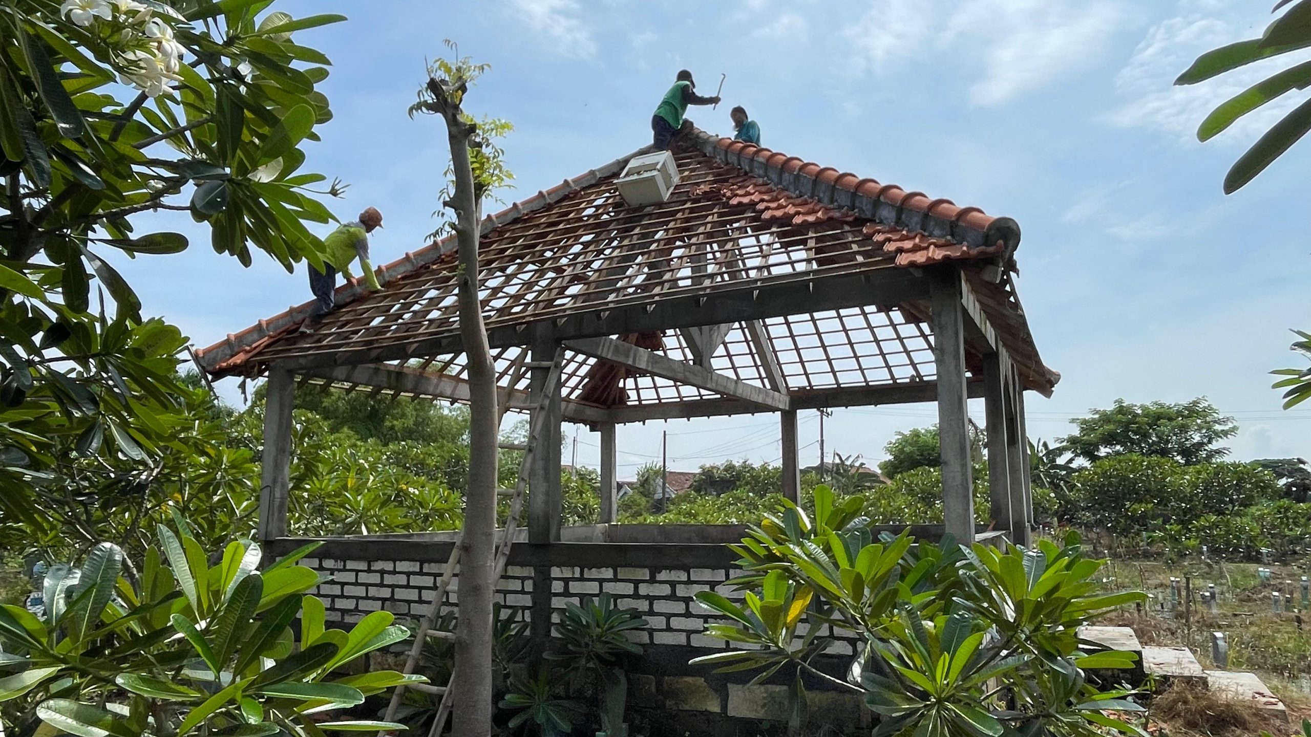 Warga Lamongan Bongkar Makam Palsu yang Meresahkan di Ngujungrejo