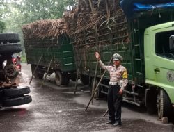 Truk Gandeng Bermuatan Tebu Asal Kediri Terguling di Tikungan Letter S Ngimbang, Ini Kronologinya