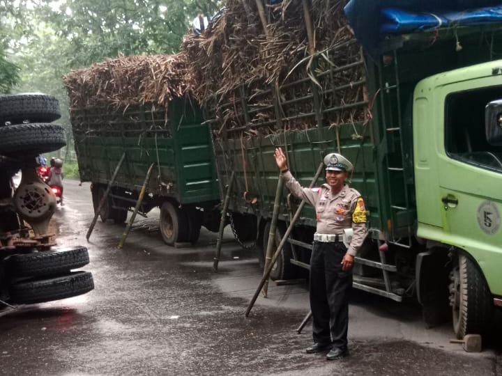 Truk Gandeng Bermuatan Tebu Asal Kediri Terguling di Tikungan Letter S Ngimbang, Ini Kronologinya