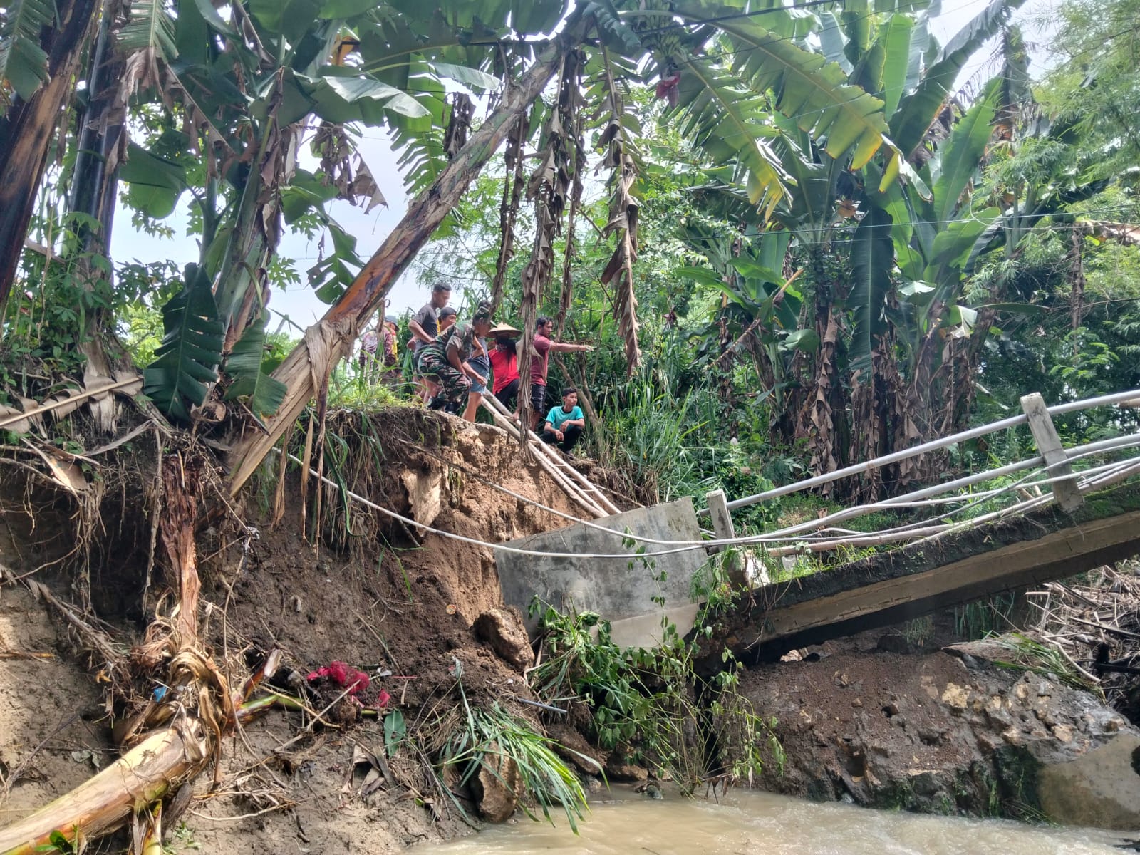 Jembatan Penghubung Lamongan–Bojonegoro di Bluluk Ambles, Aktivitas Warga Lumpuh