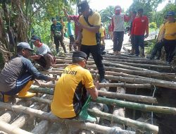 Warga Bluluk dan Aparat Bangun Jembatan Darurat Godog, Talunrejo, Lamongan Pasca Ambles