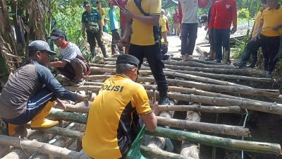 Warga Bluluk dan Aparat Bangun Jembatan Darurat Godog, Talunrejo, Lamongan Pasca Ambles