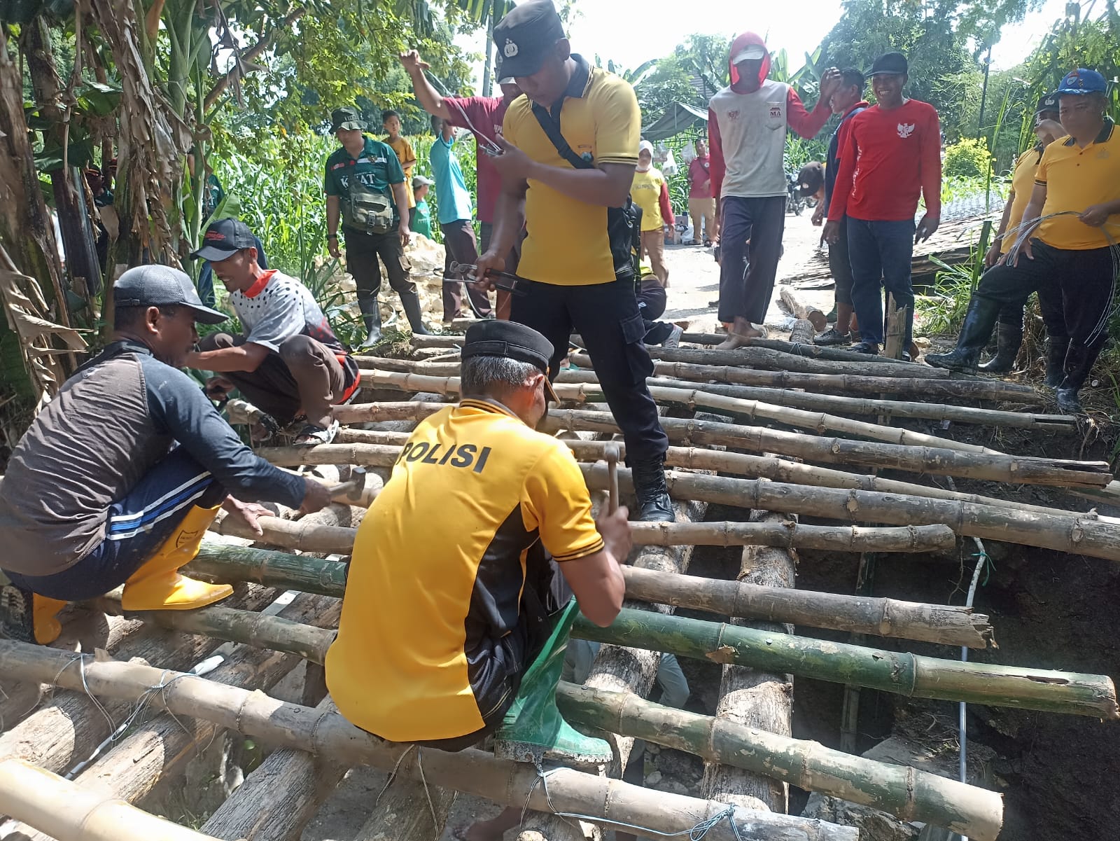 Warga Bluluk dan Aparat Bangun Jembatan Darurat Godog Talunrejo Pasca Ambles