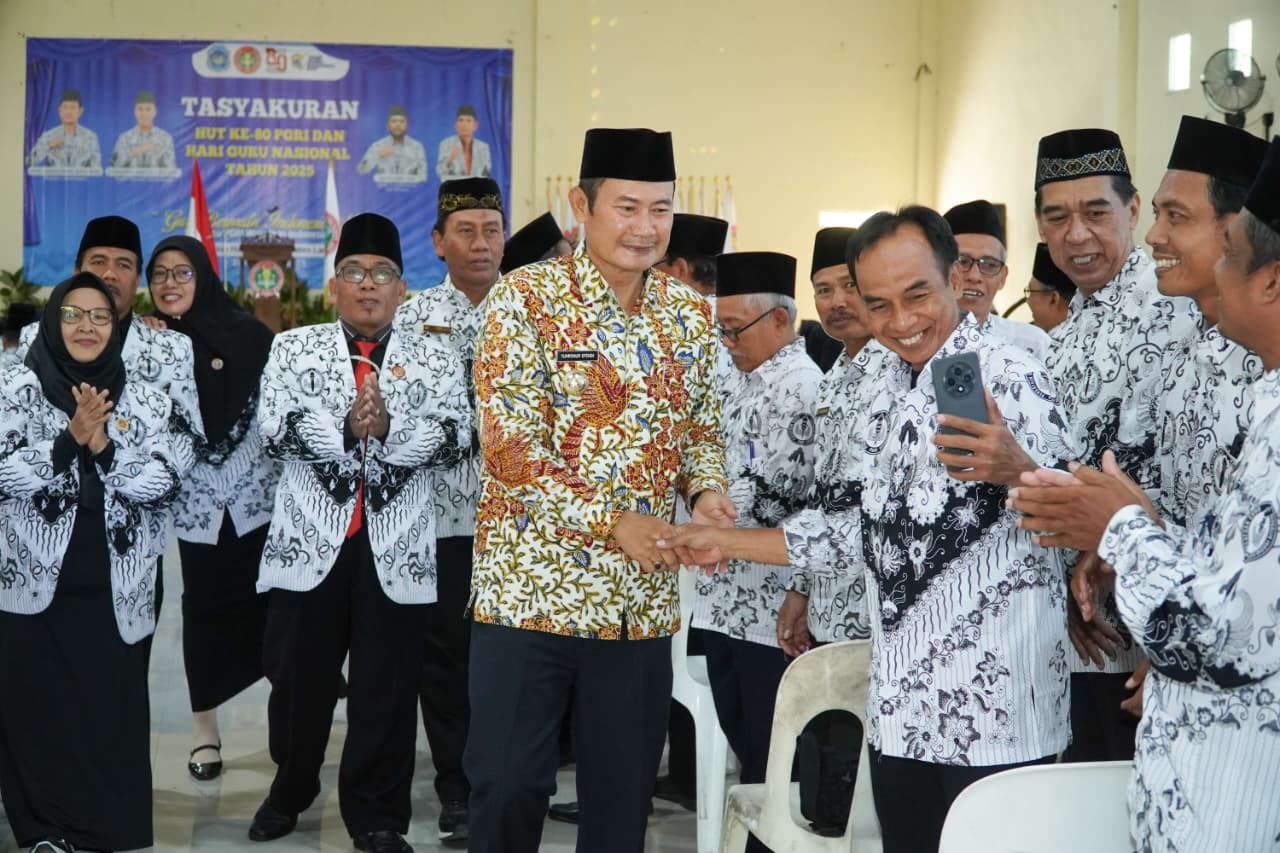 Peringati HGN dan HUT ke-80 PGRI, Bupati Lamongan Dorong Inovasi Guru untuk Cetak Generasi Unggul