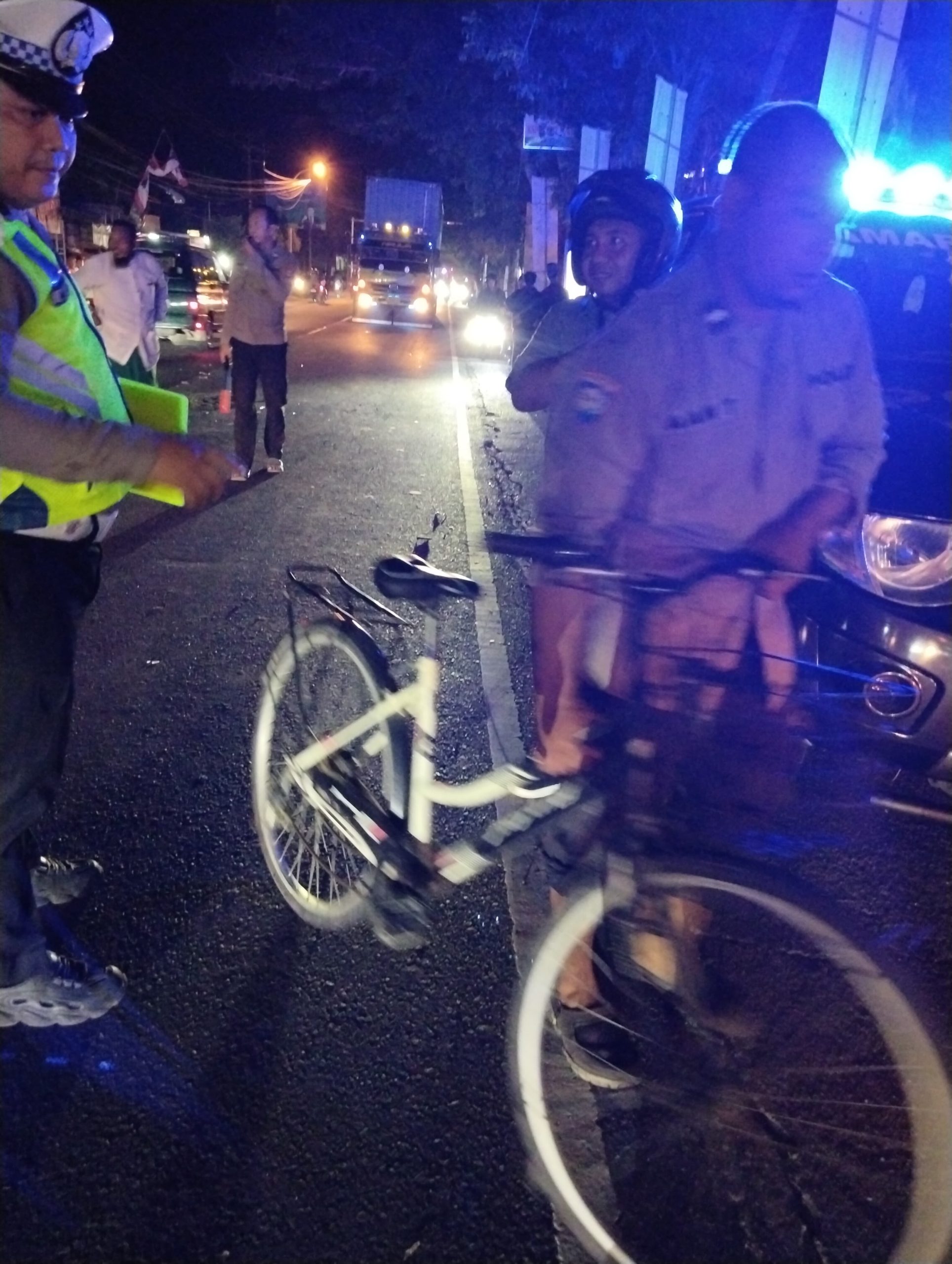 Usai Membeli Tahu Tek, Kakek Pengayuh Sepeda Ontel Tewas Ditabrak Motor di Tikung Lamongan