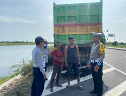 Viral, Sopir Truk Protes Penarikan Parkir Liar di JLU Lamongan, Dishub dan Polres Lakukan Penertiban