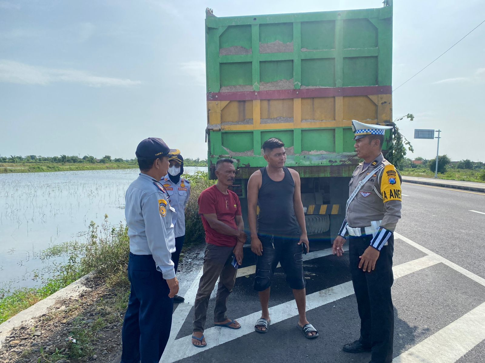 Viral, Sopir Truk Protes Penarikan Parkir Liar di JLU Lamongan, Dishub–Polres Lakukan Penertiban