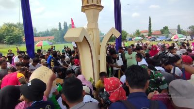 Festival Gunungan Wingko Babat Semarak, 5.850 Potong Wingko Diperebutkan Ribuan Warga