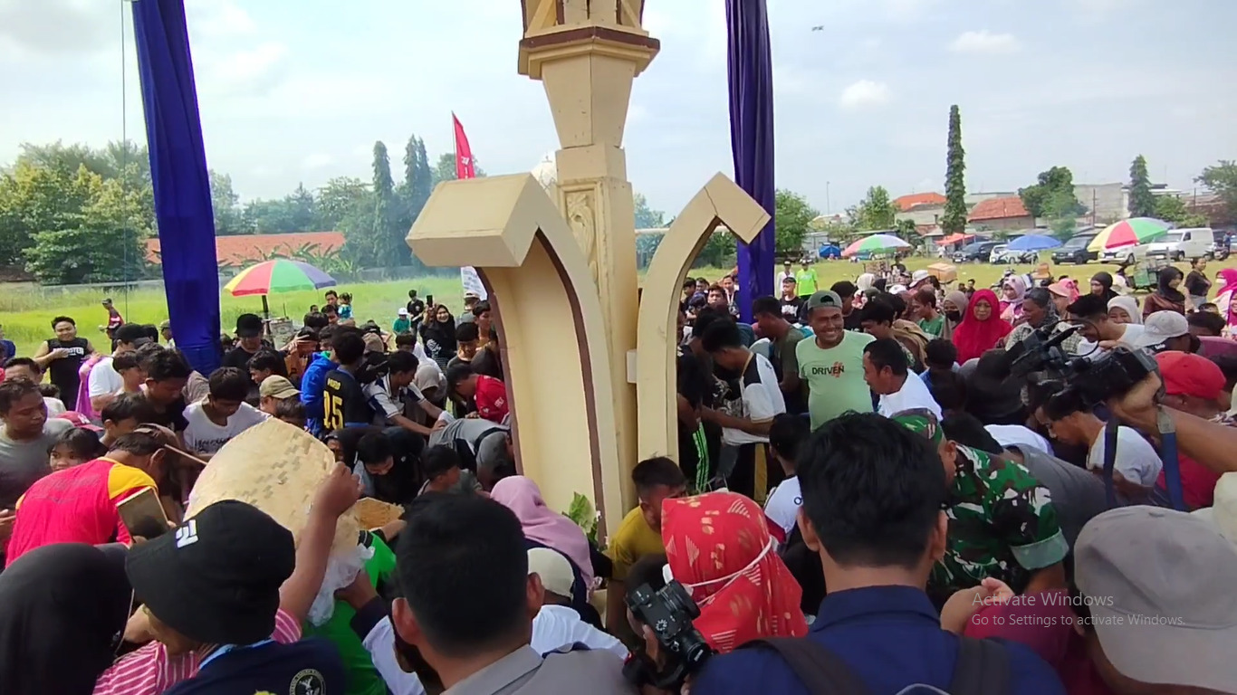Festival Gunungan Wingko Babat Semarak, 5.850 Potong Wingko Diperebutkan Ribuan Warga