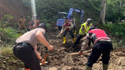 Longsor Timbun Jalan di Ngantang, Akses Malang–Blitar Mulai Terbuka