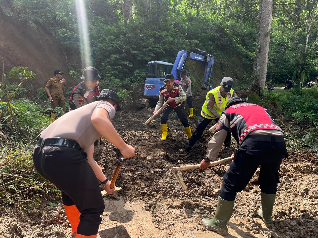 Longsor Timbun Jalan di Ngantang, Akses Malang–Blitar Mulai Terbuka