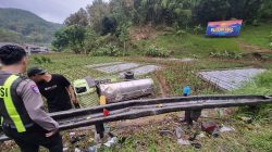 Truk Bermuatan Susu Terguling di Pujon, Diduga Rem Blong, Dua Orang Luka Ringan