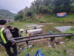 Truk Bermuatan Susu Terguling di Pujon, Diduga Rem Blong, Dua Orang Luka Ringan