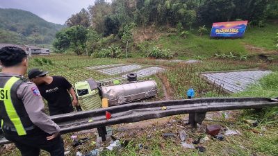 Truk Bermuatan Susu Terguling di Pujon, Diduga Rem Blong, Dua Orang Luka Ringan