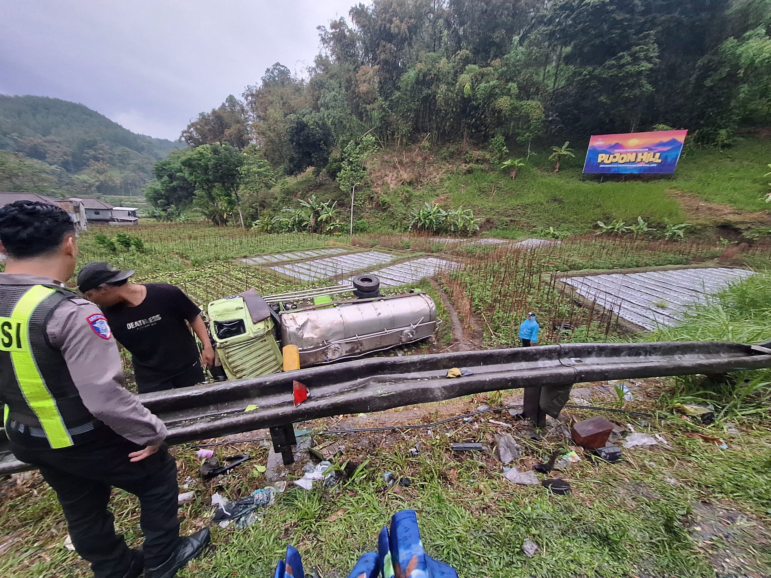 Truk Bermuatan Susu Terguling di Pujon, Diduga Rem Blong, Dua Orang Luka Ringan