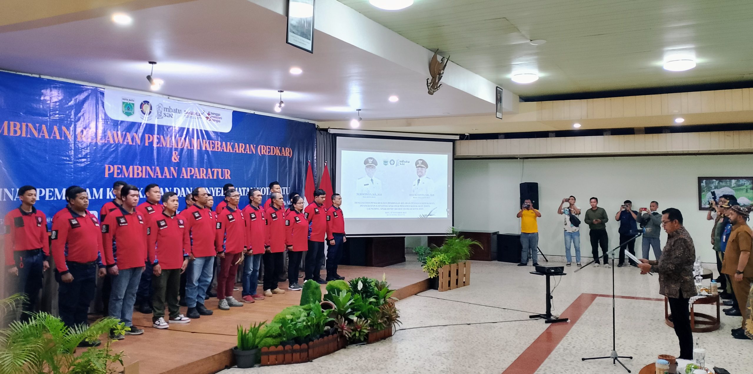 Wali Kota Batu Kukuhkan Relawan Damkar dan Resmikan Aplikasi SIP Akurat Damkar untuk Percepat Layanan Darurat