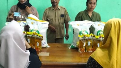 Sebanyak 900 KPM di Blabak Terima Bantuan Pangan Berupa Beras 20 Kg dan Minyak 4 Liter