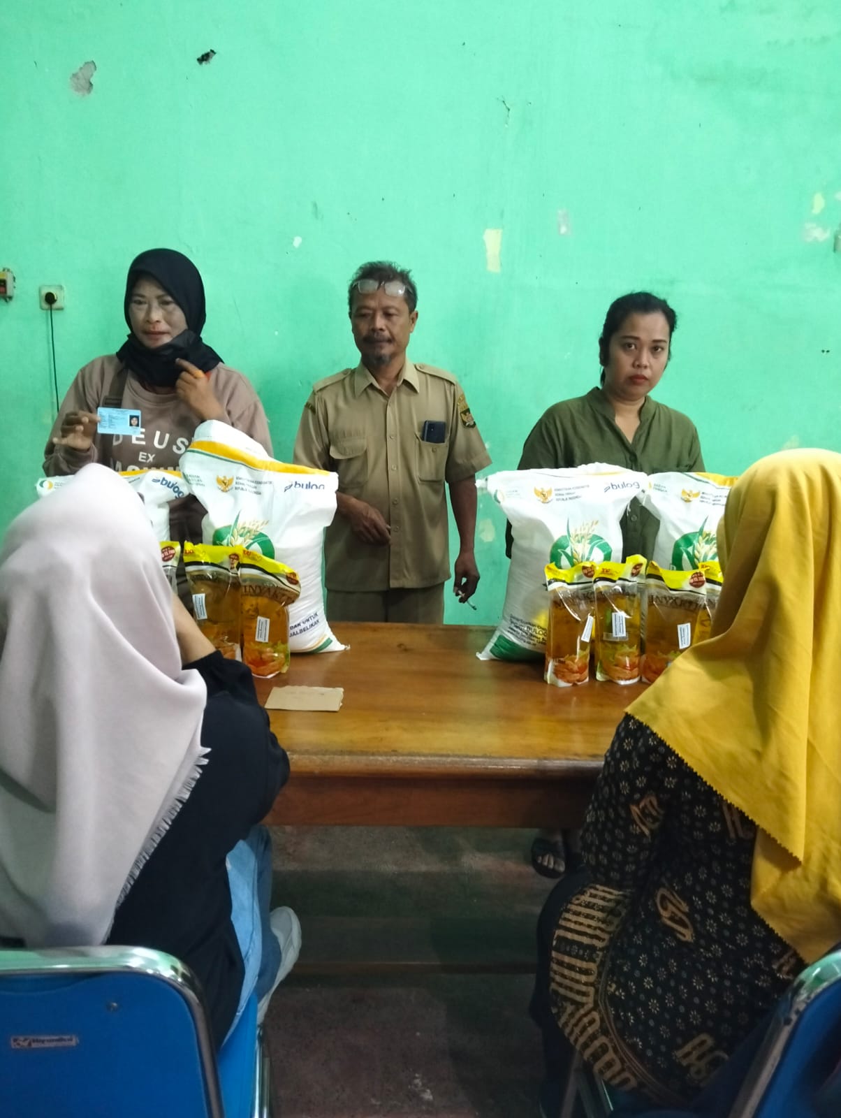 KPM di Blabak, Setiap Warga Terima 20 Kg Beras dan 4 Liter Minyak