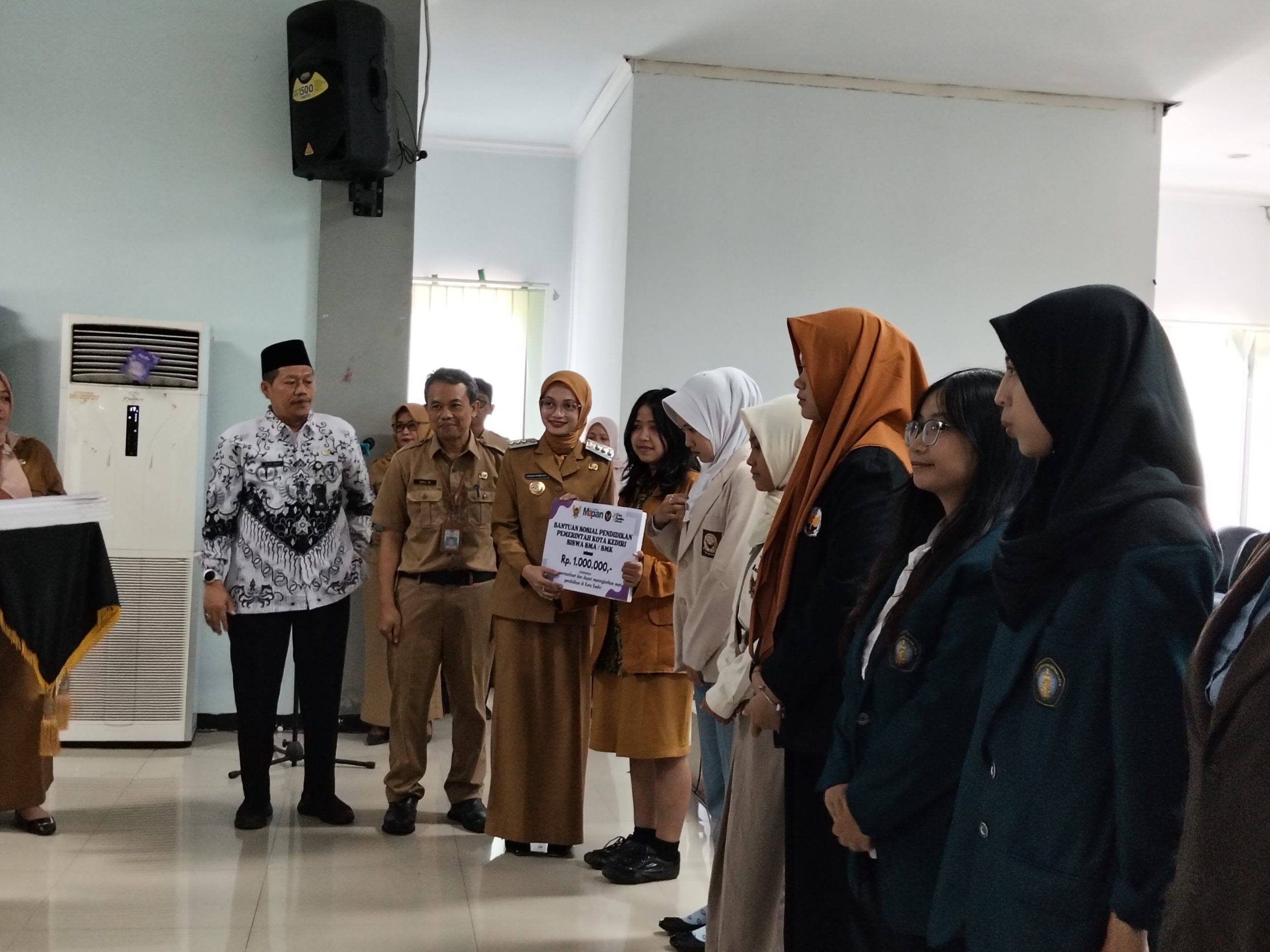 Penyaluran Bansos Pendidikan Kota Kediri Berlangsung Meriah, 458 Pelajar Terima Bantuan Hingga Rp 5 Juta
