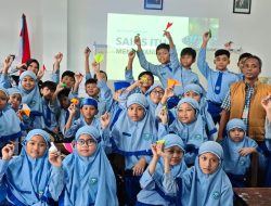 Imam Wihdan Zarkasyi Mengajar Sehari di SDIT Rachmad, Kenalkan Sains Lewat Pesawat Kertas