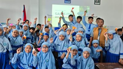 Imam Wihdan Zarkasyi Mengajar Sehari di SDIT Rachmad, Kenalkan Sains Lewat Pesawat Kertas