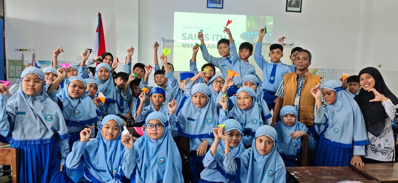 Imam Wihdan Zarkasyi Mengajar Sehari di SDIT Rachmad, Kenalkan Sains Lewat Pesawat Kertas