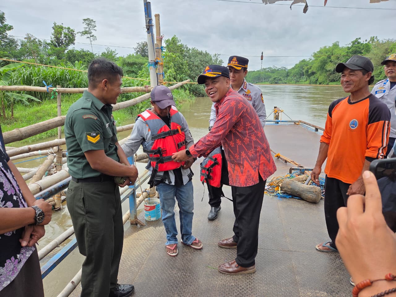 Dishub Kota Kediri Perketat Standar Keselamatan Tambangan Brantas, Jaket Pelampung Dibagikan dan Prosedur Ketat Diterapkan