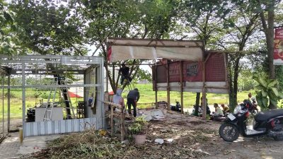 PKL Bongkar Lapak di Jalan Tirtosari, Penataan Berjalan Lancar Tanpa Konflik
