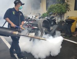 Antisipasi Penyebaran Nyamuk Demam Berdarah, Polres Blitar Kota Rutin Lakukan Fogging