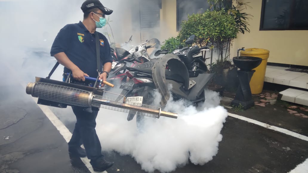 Antisipasi Penyebaran Nyamuk Demam Berdarah, Polres Blitar Kota Rutin Lakukan Fogging
