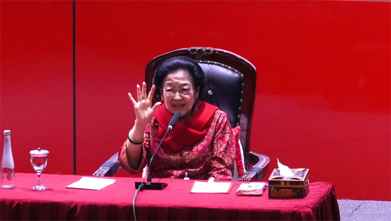 Megawati Soekarnoputri Ziarah ke Makam Bung Karno dan Buka Seminar Peringatan Konferensi Asia-Afrika di Blitar