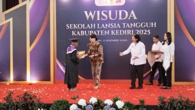 Pemkab Kediri Gelar Wisuda Sekolah Lansia Tangguh, Dorong Lansia Tetap Aktif dan Produktif