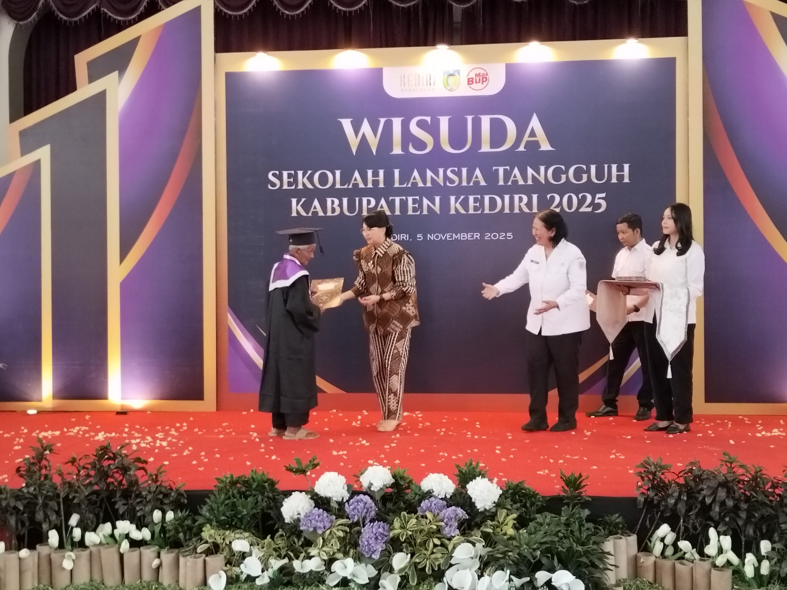 Wisuda Sekolah Lansia Tangguh, Pemkab Kediri Dorong Lansia Tetap Produktif dan Bermartabat