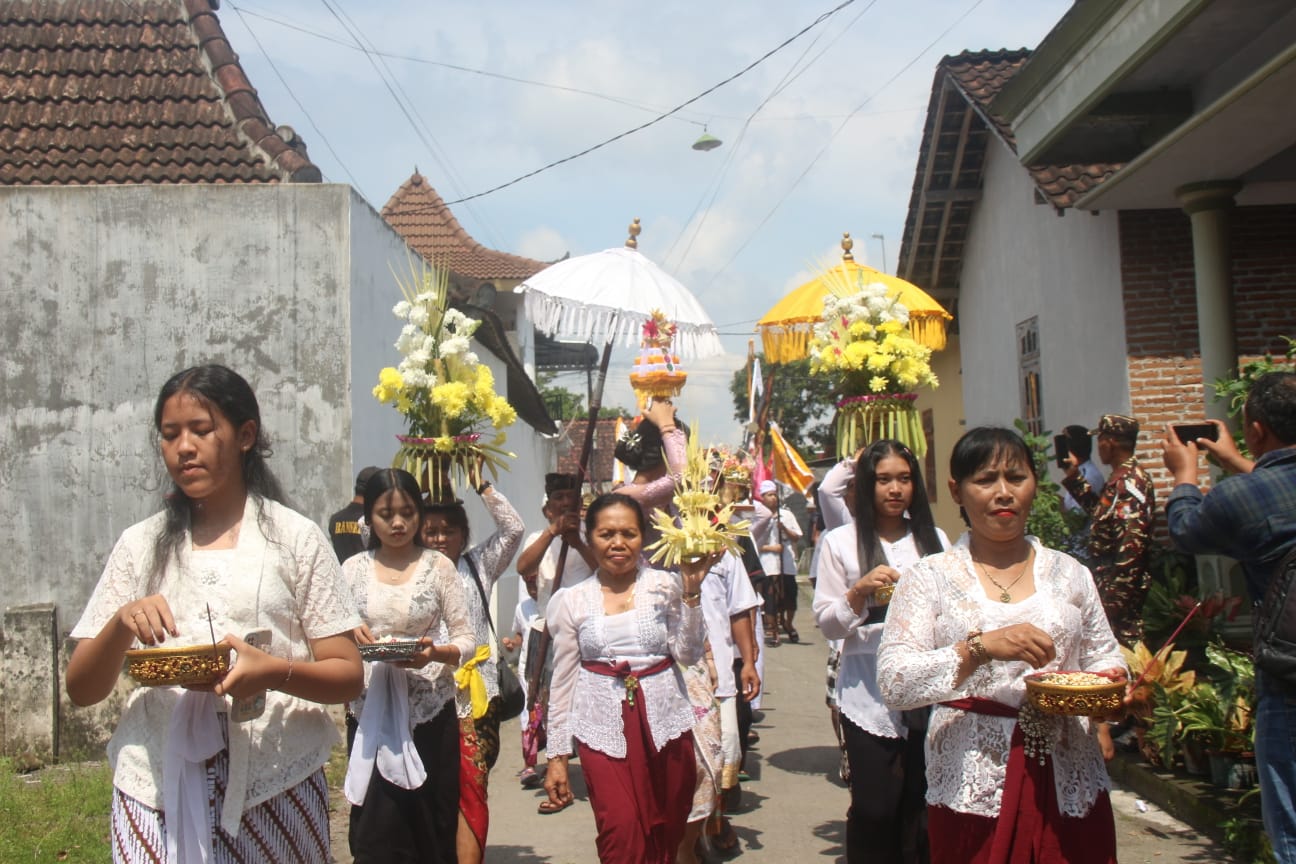 Umat Hindu di Blitar Gelar Upacara Piudalan, Wujudkan Rasa Syukur dan Penyucian Pura