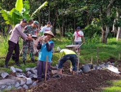 Bhabinkamtibmas Desa Jatirejo Kecamatan Banyakan Bantu Program Padat Karya, Sisipkan Pesan Jauhi Judol