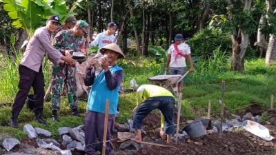 Bhabinkamtibmas Desa Jatirejo Kecamatan Banyakan Bantu Program Padat Karya, Sisipkan Pesan Jauhi Judol