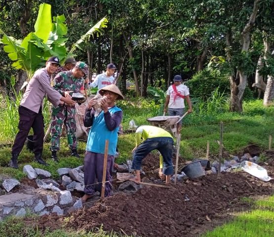 Bhabinkamtibmas Desa Jatirejo Kecamatan Banyakan Bantu Program Padat Karya, Sisipkan Pesan Jauhi Judol