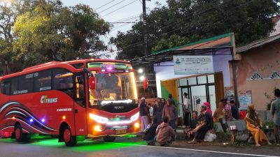 PT An Namiroh Travelindo Kediri Berangkatkan 20 Jamaah Umrah ke Tanah Suci