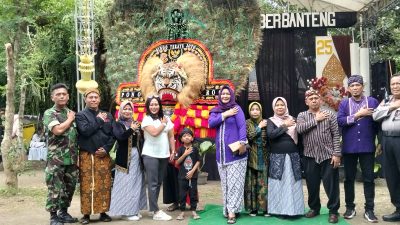 Babinsa Tempurejo Serka Aris Nugroho Monitoring Sedekah Bumi Sumber Banteng, Wujud Sinergi Tiga Pilar Jaga Tradisi