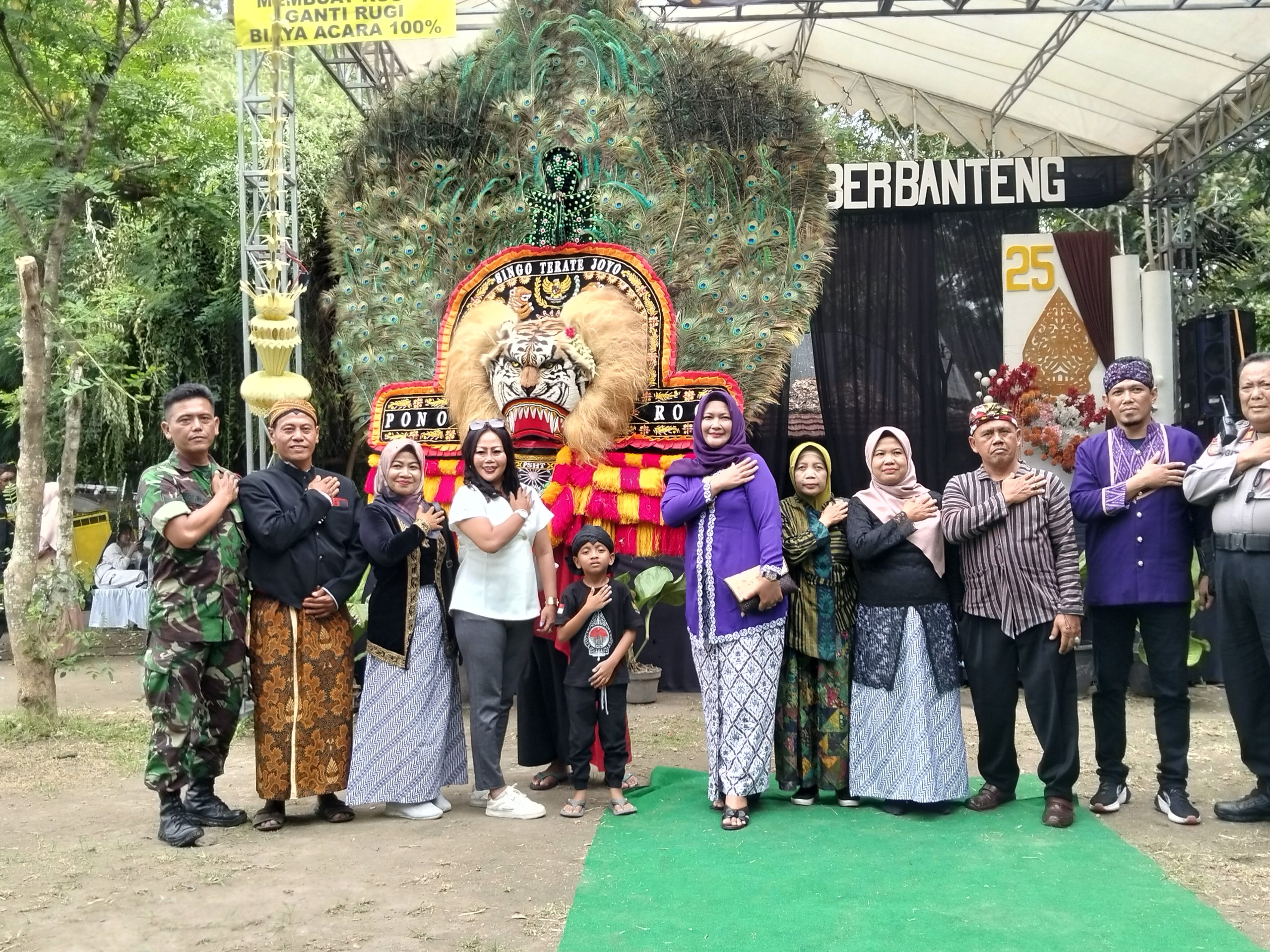 Babinsa Tempurejo Serka Aris Nugroho Monitoring Sedekah Bumi Sumber Banteng, Wujud Sinergi Tiga Pilar Jaga Tradisi dan Keamanan Warga