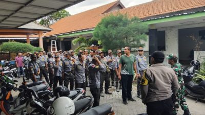 Dalam rangka meningkatkan peran Perlindungan Masyarakat (Linmas) dalam menjaga ketertiban dan keamanan lingkungan, tiga pilar Kelurahan Kaliombo mengadakan