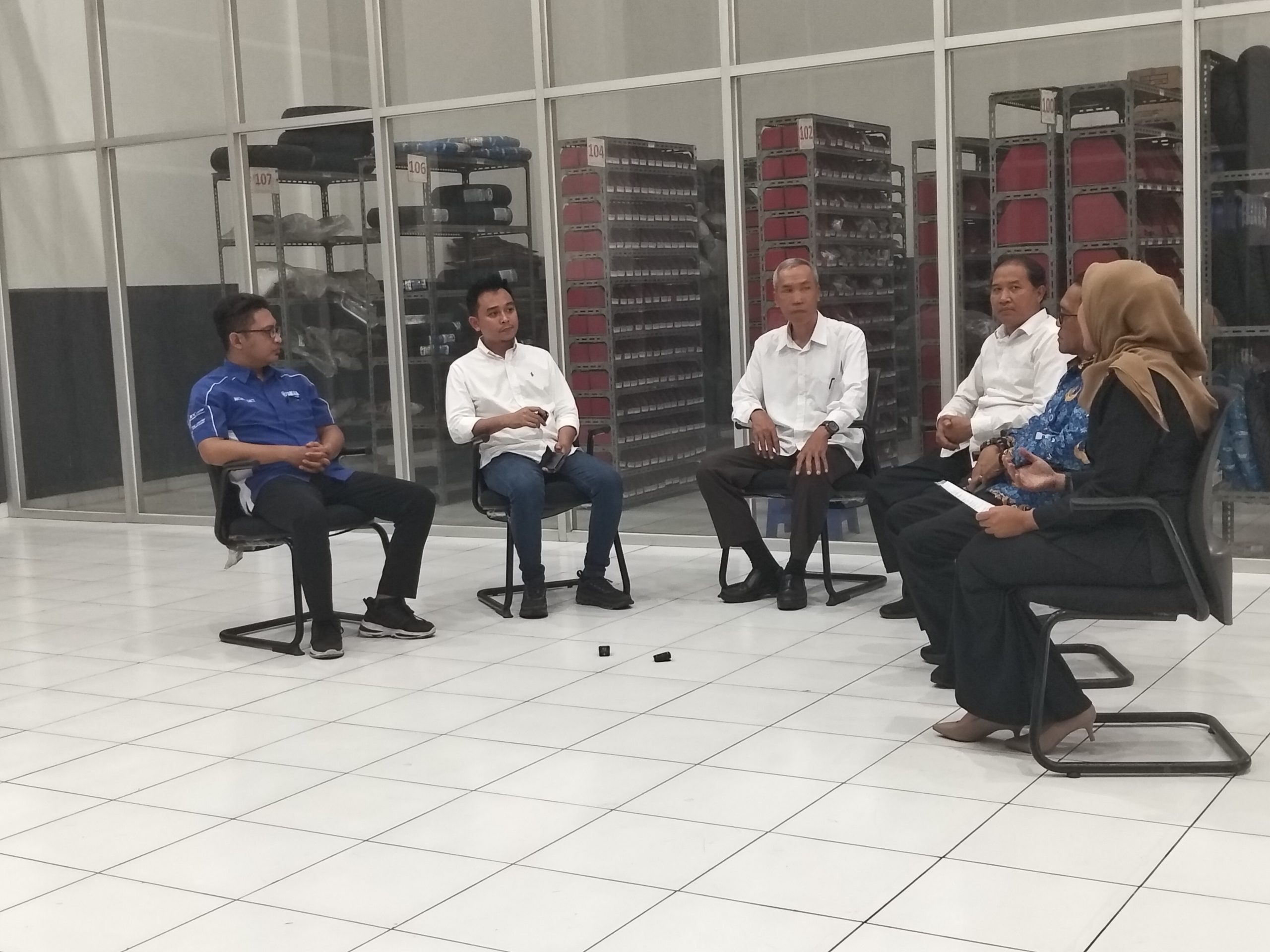 Acara tersebut dihadiri oleh berbagai pihak terkait, antara lain Aiptu Bagus Lukman (Kanit Pidsus Polres Kediri Kota), Muhammad Ridwan (Kepala Disperindag Kota Kediri), Mulyono (Kepala UPT Perlindungan Konsumen Disperindag Provinsi Jawa Timur), Anwar Hidayat (Sales Brand Manager Pertamina Cabang Kediri), serta Chusnul Mubarok (Kepala Cabang Mataram Sakti Yamaha Mrican). Sejumlah konsumen dan komunitas otomotif juga turut hadir.