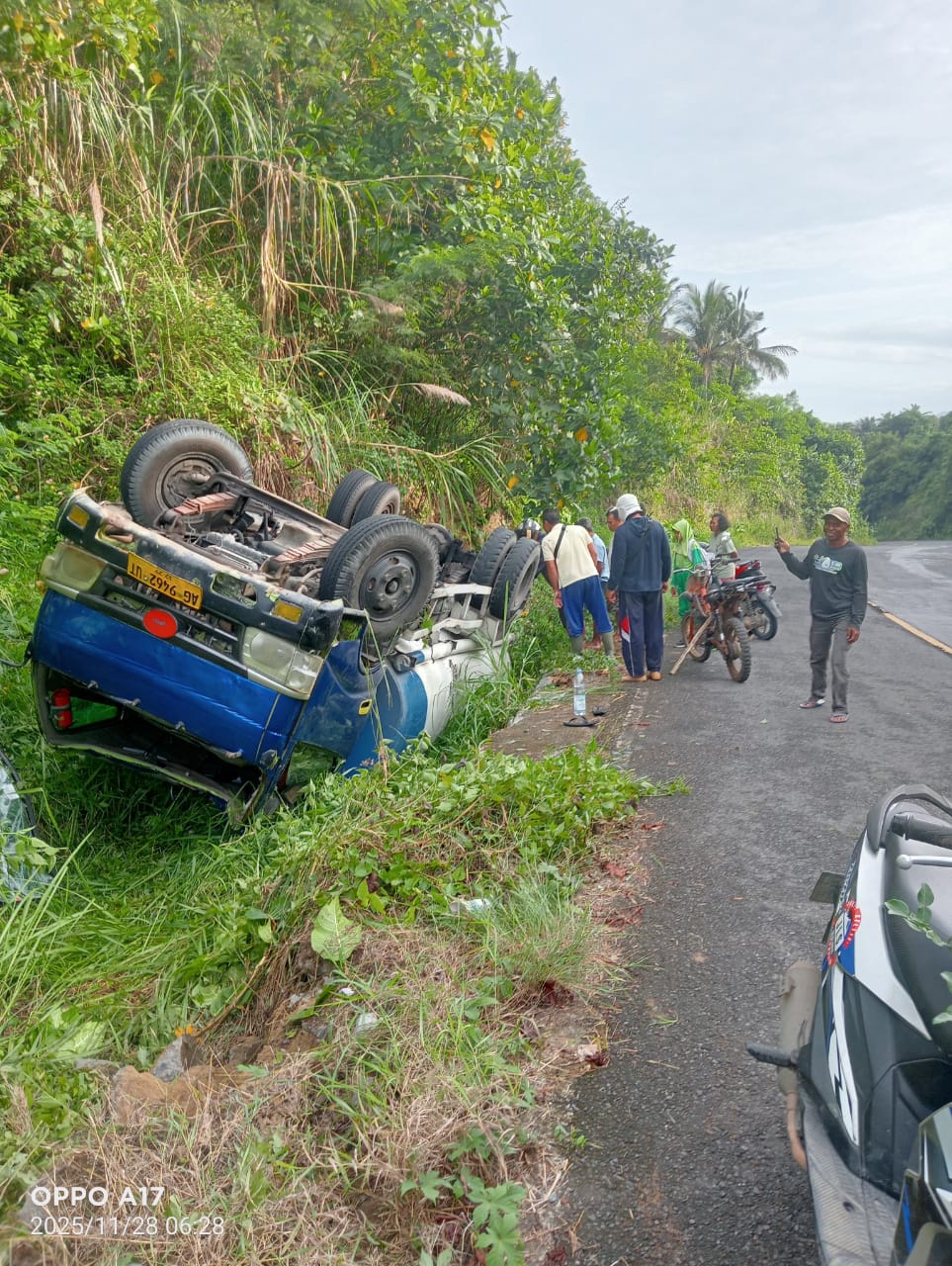 Tak Kuat Menanjak, Truk Tangki BBM Terguling di JLS Dekat Pantai Gemah, Sopir Menghilang