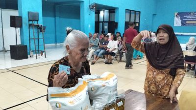 Pembagian Bansos Kemensos di Kelurahan Bandar Kidul, Sebanyak 751 KPM Menerima Beras dan Minyak Goreng