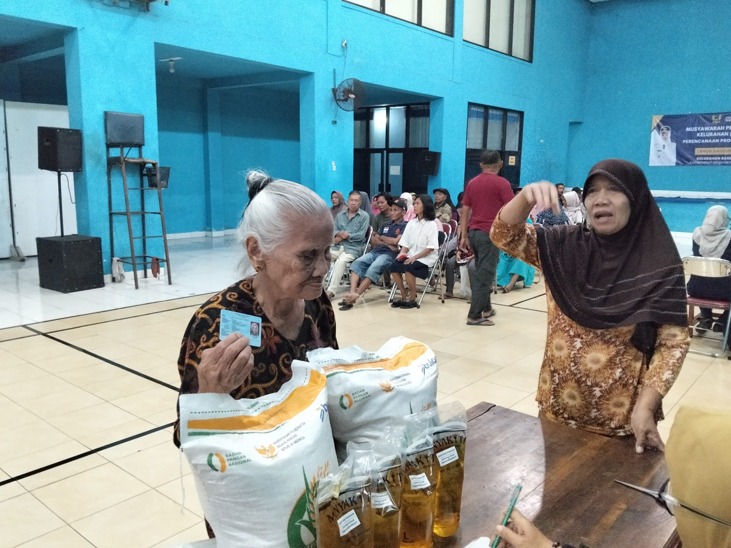 Pembagian Bansos Kemensos di Bandar Kidul: 751 KPM Menerima Beras dan Minyak Goreng